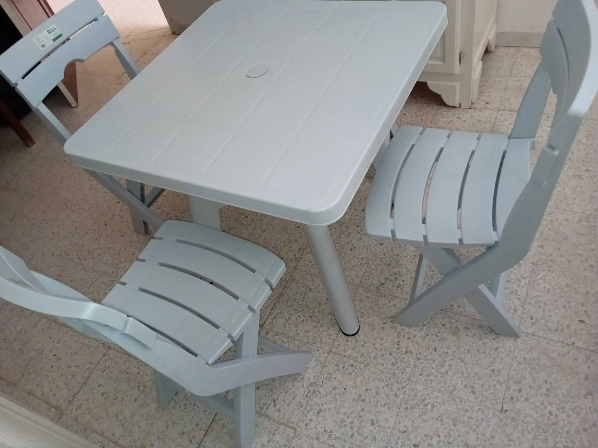 à vendre une table en plastique 80x80cm avec 4 chaises pliables en très bon état.