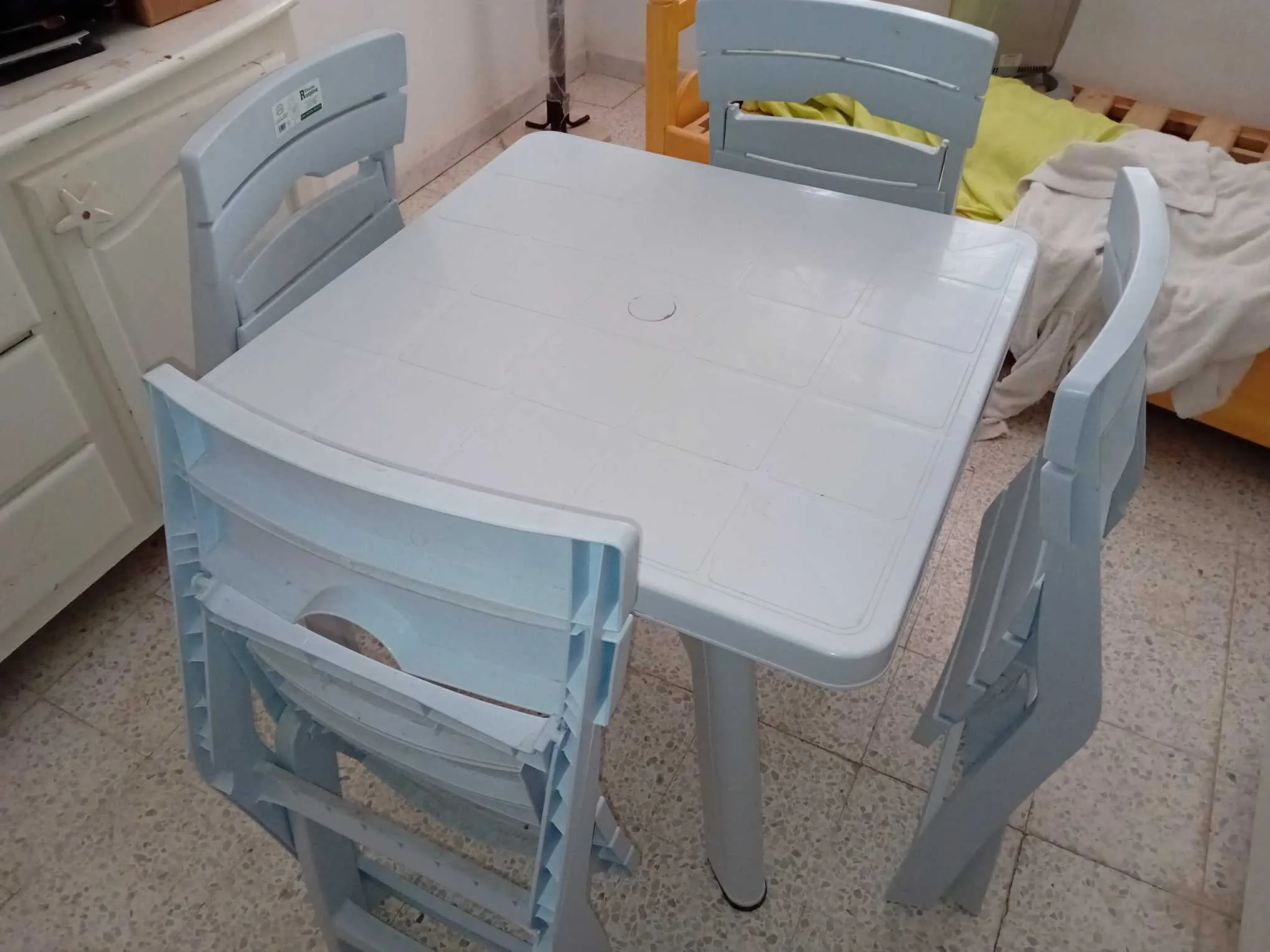 à vendre une table en plastique 80x80cm avec 4 chaises pliables en très bon état.