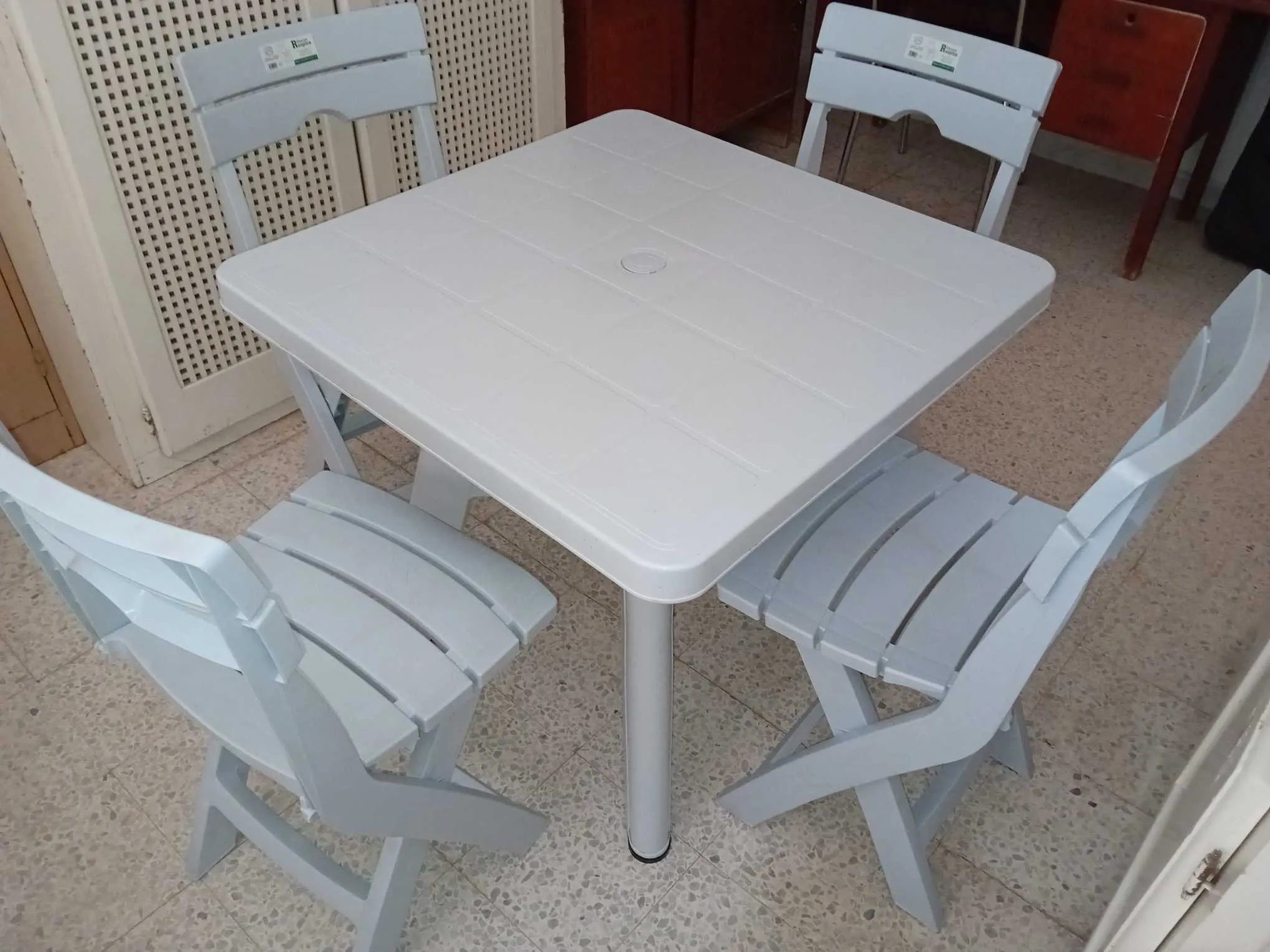 à vendre une table en plastique 80x80cm avec 4 chaises pliables en très bon état.