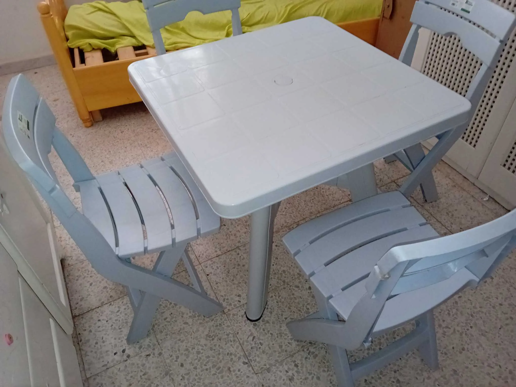 à vendre une table en plastique 80x80cm avec 4 chaises pliables en très bon état.