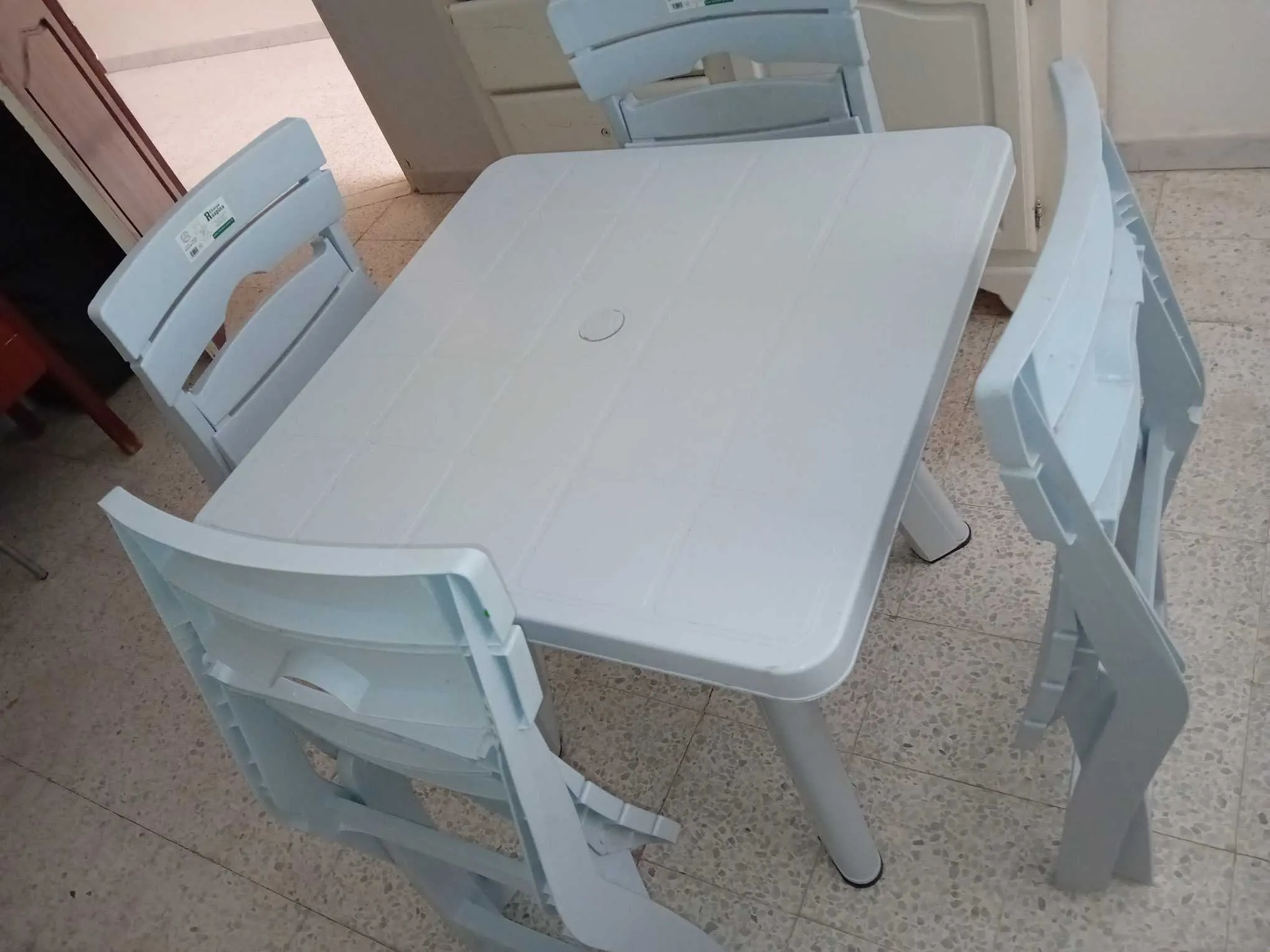 à vendre une table en plastique 80x80cm avec 4 chaises pliables en très bon état.