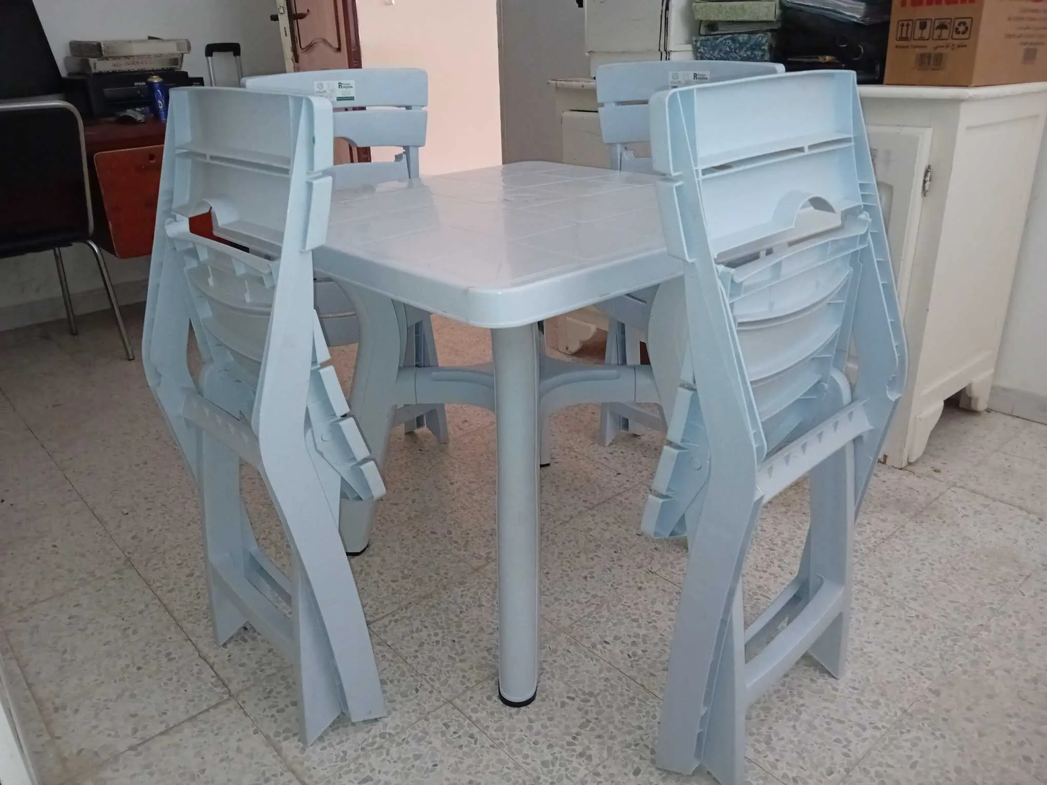 à vendre une table en plastique 80x80cm avec 4 chaises pliables en très bon état.