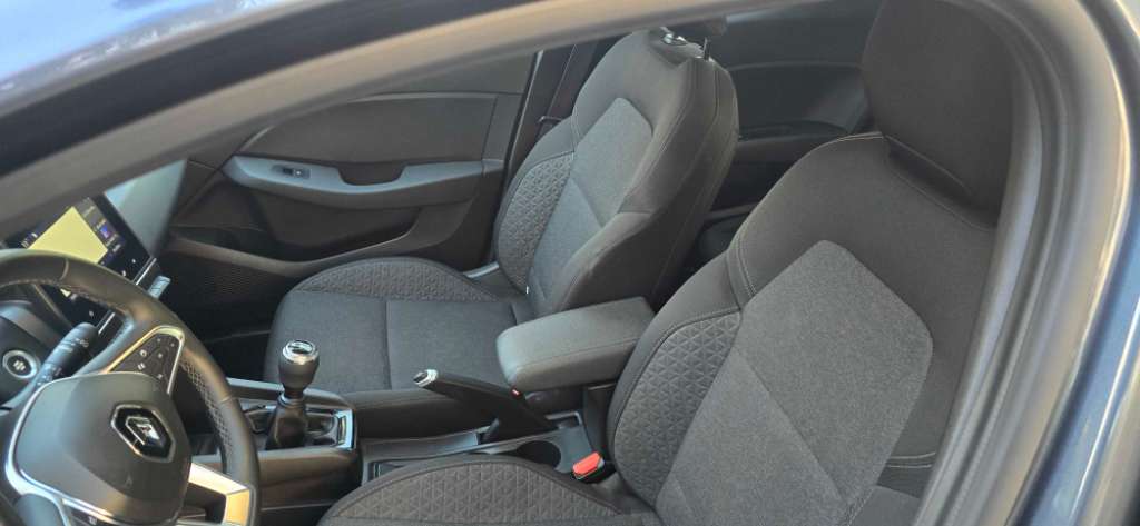 Une belle  renault clio 5 intense importée  de allmagne fin serie 