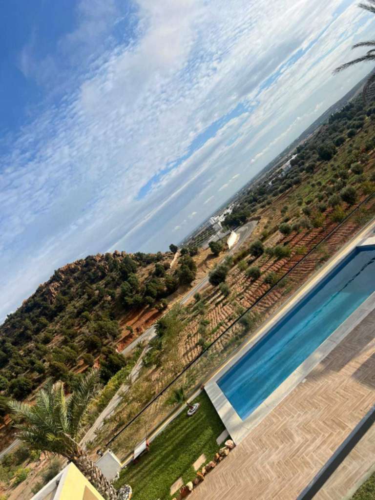 أرض الأحلام بالمنشار - الحمامات: إطلالة بانورامية وموقع ملكي! 🌟

