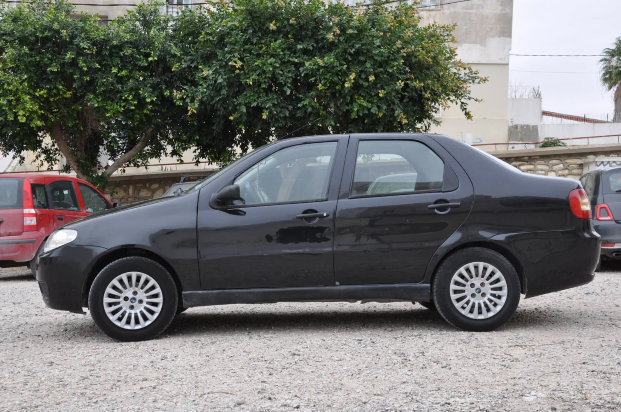 FIAT SIENA 2 Tel : 98.563.624  Prix 18.000 Dinar.