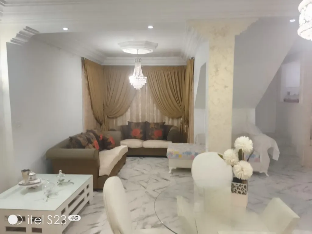 À louer – Duplex S+3 entièrement rénové avec garage à Mourouj 3, idéal pour habitation ou bureautique