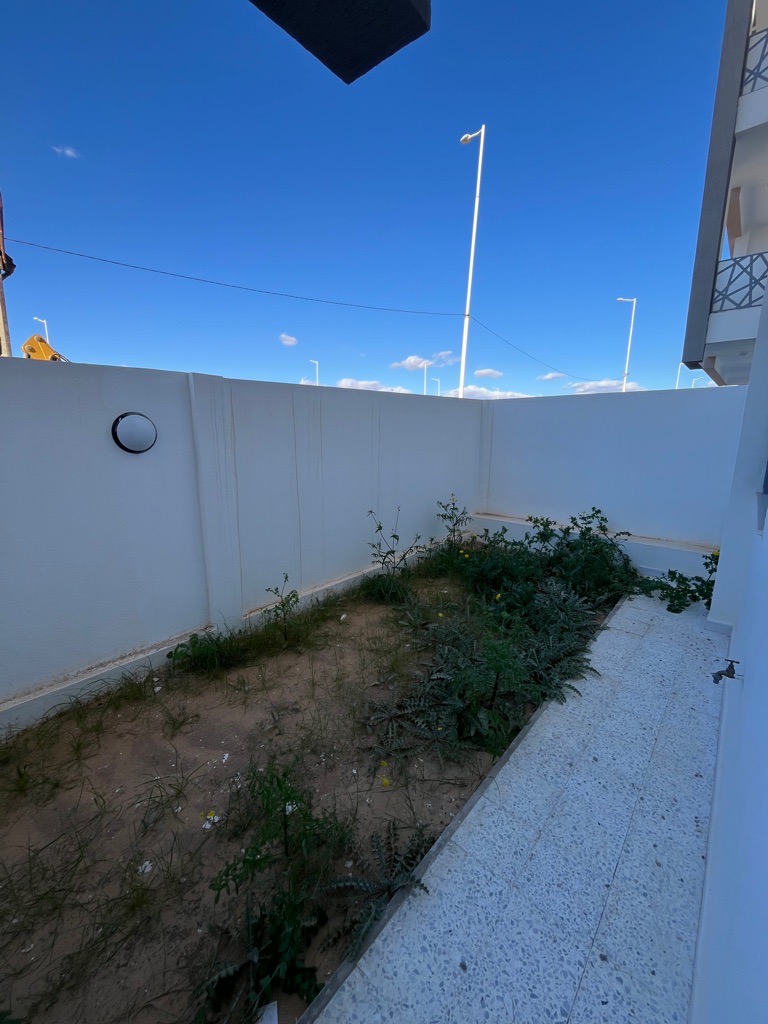 🏡 إعلان كراء منزل للـكراء منزل جديد بمساحة 100 متر مربع في الطابق الأرضي داخل عمارة هادئة. 