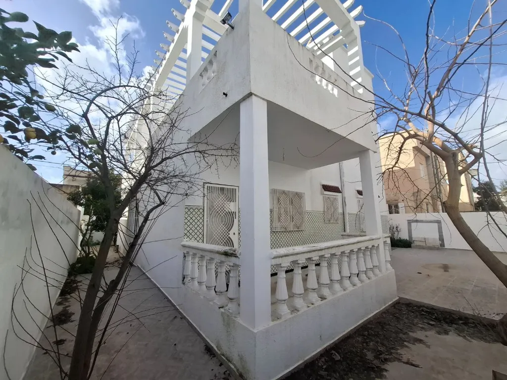 Villa indépendante style américain à vendre à El Mourouj 4 – 6 chambres – terrain 380 m² 