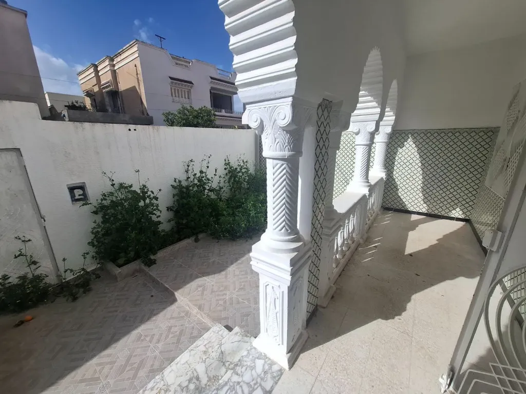 Villa indépendante style américain à vendre à El Mourouj 4 – 6 chambres – terrain 380 m² 