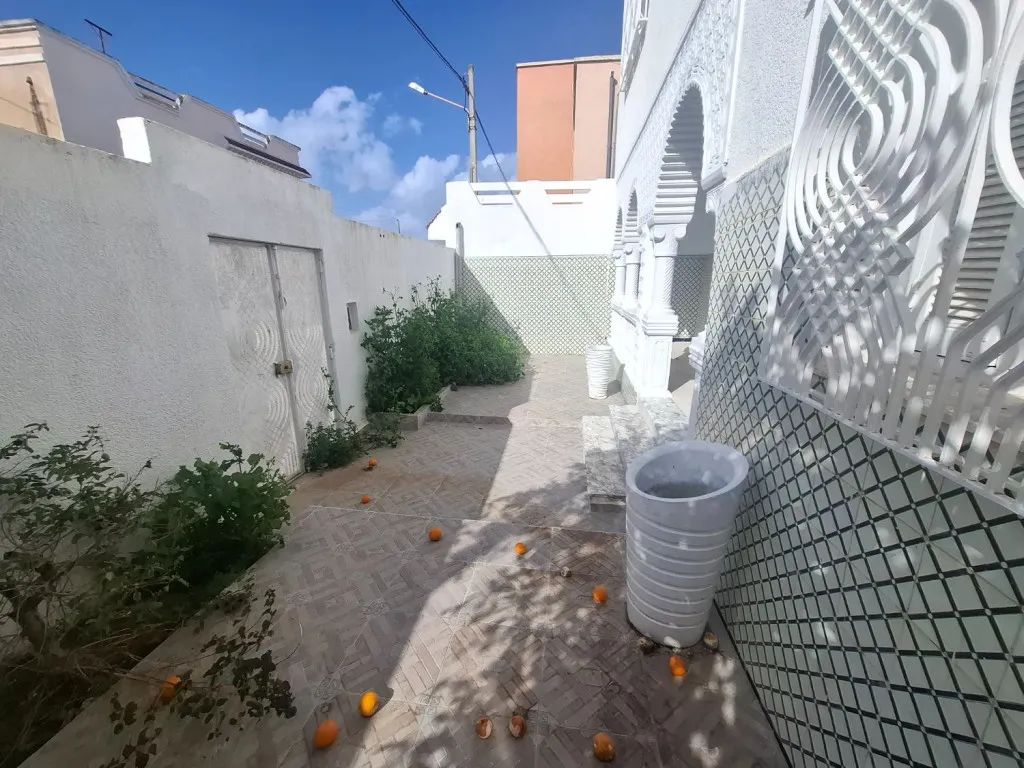 Villa indépendante style américain à vendre à El Mourouj 4 – 6 chambres – terrain 380 m² 