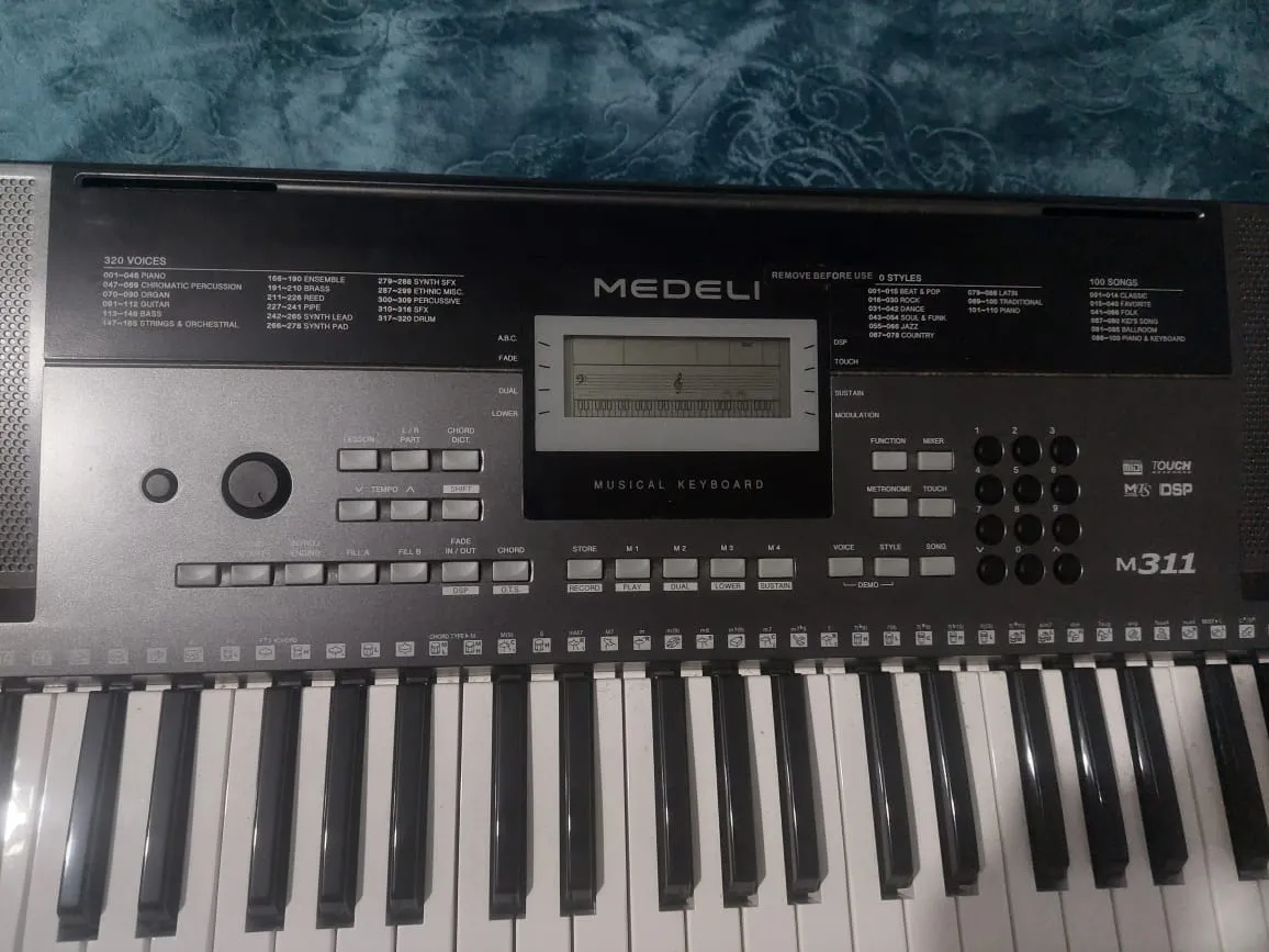 Orgue Medeli M311 cacheté , peu utilisé pour apprentissage et enregistrement