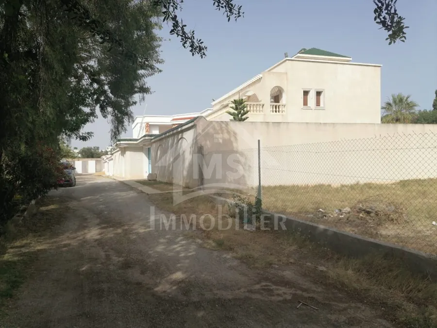 Un terrain clôturé de 327 m² à vendre à la zone touristique 51355351