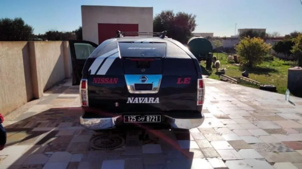 A vendre belle Nissan Navara 4x4 avec cabine prix négociable 