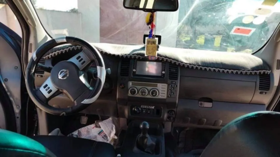 A vendre belle Nissan Navara 4x4 avec cabine prix négociable 