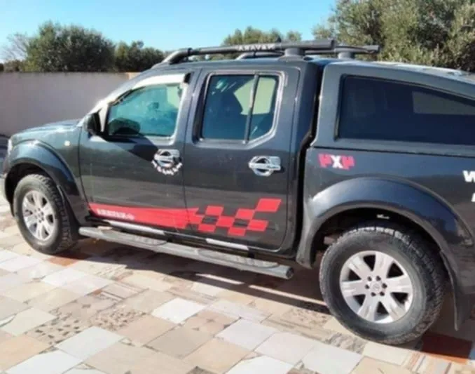 A vendre belle Nissan Navara 4x4 avec cabine prix négociable 