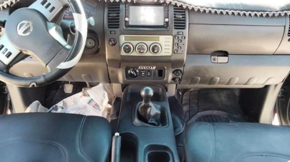 A vendre belle Nissan Navara 4x4 avec cabine prix négociable 