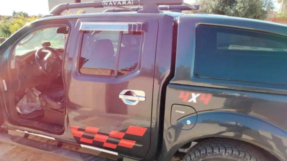 A vendre belle Nissan Navara 4x4 avec cabine prix négociable 