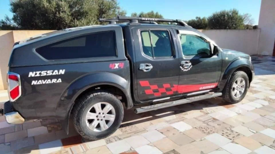 A vendre belle Nissan Navara 4x4 avec cabine prix négociable 