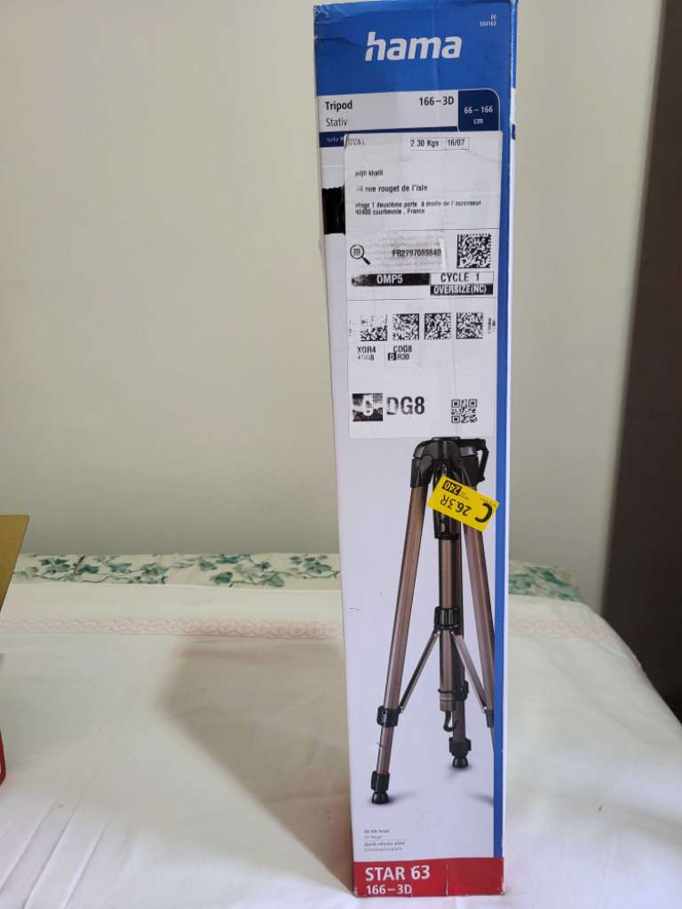 Canon EOS 250D cacheté et Tripod hama 63