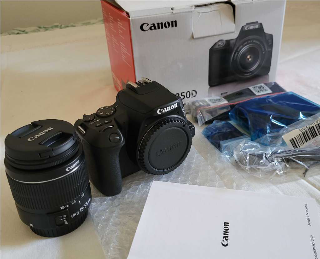 Canon EOS 250D cacheté et Tripod hama 63