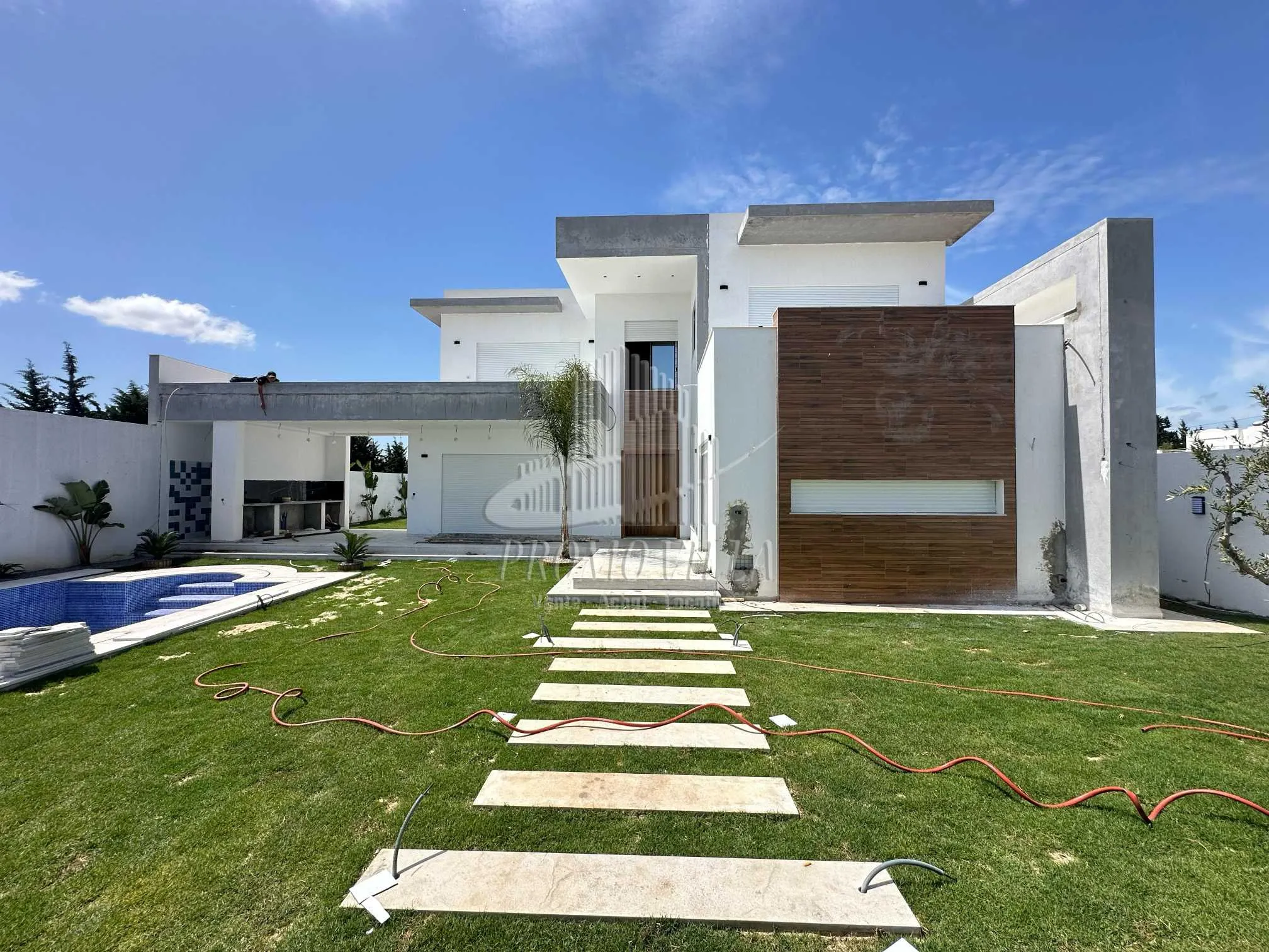 villa de style moderne en cours de finition