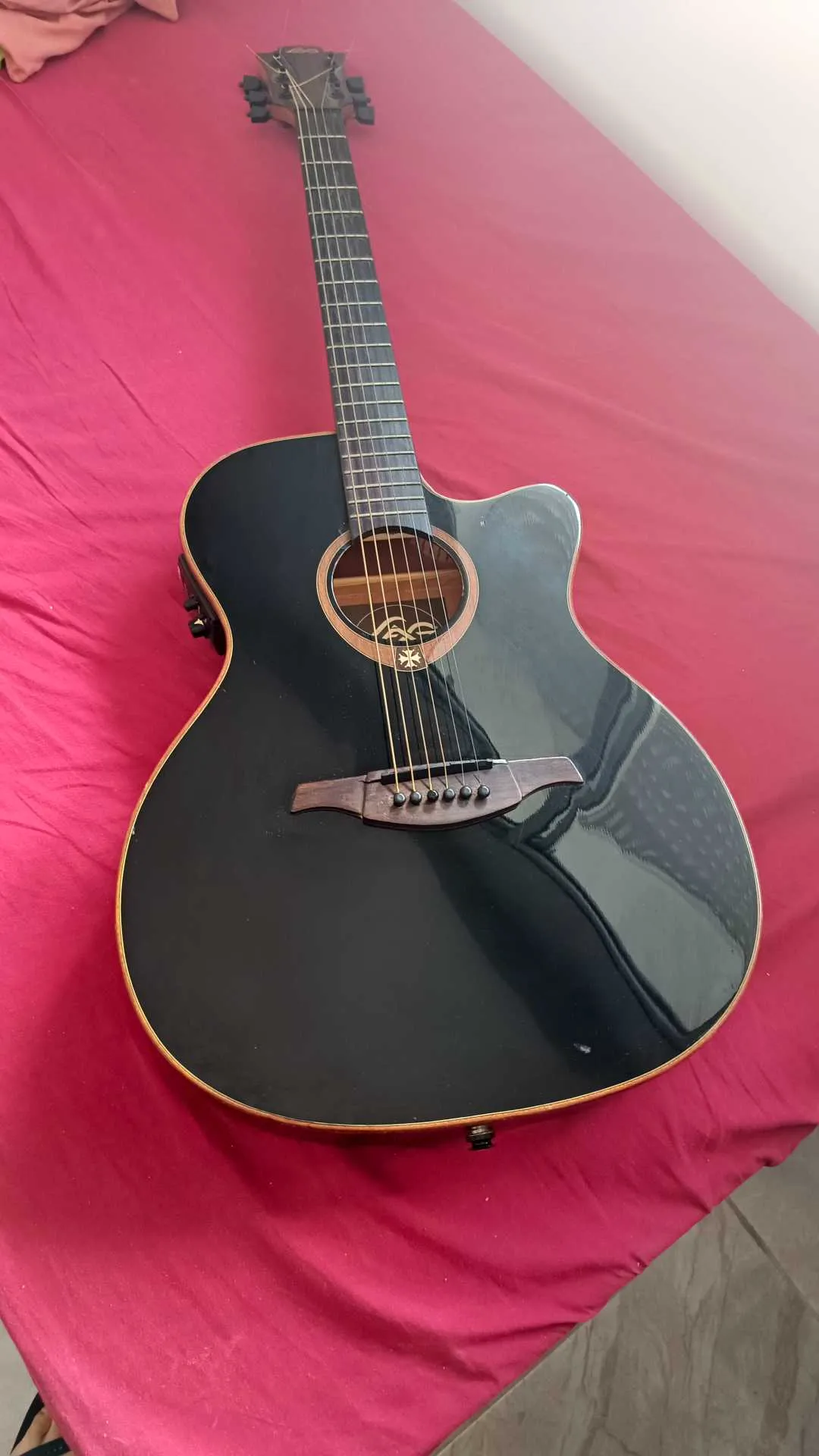 Guitare électro acoustique LAG Tramontane T100ACE