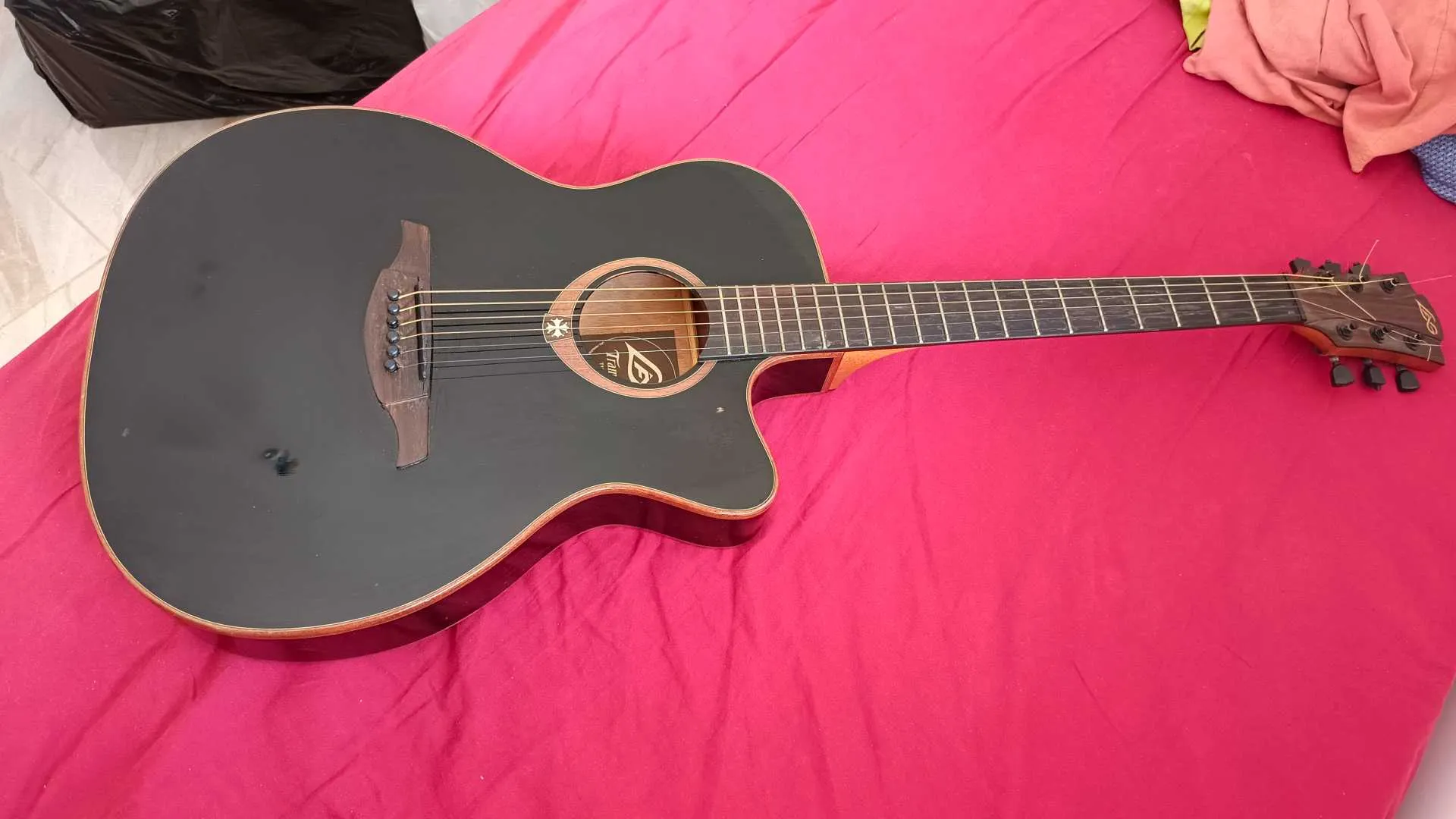 Guitare électro acoustique LAG Tramontane T100ACE