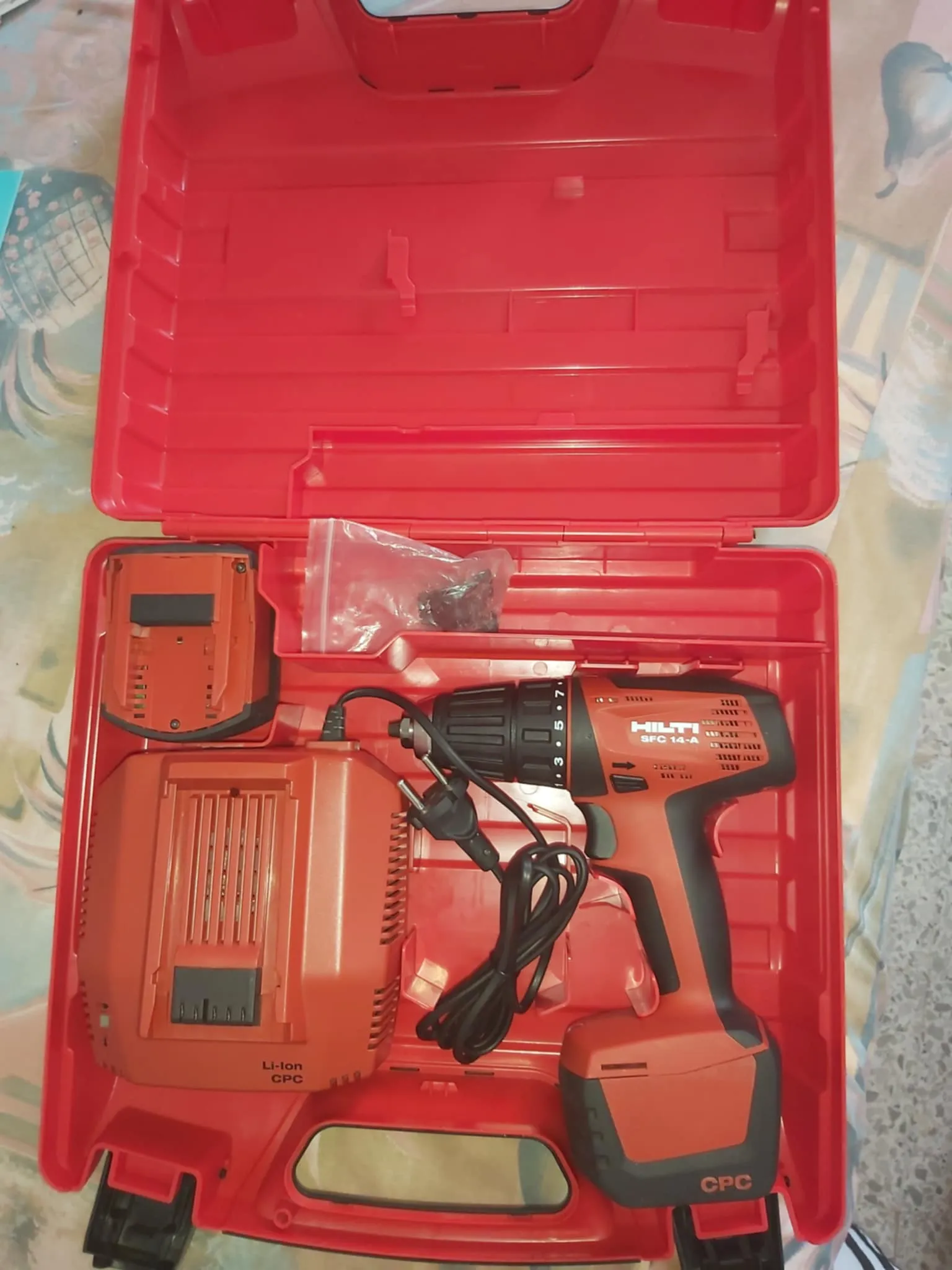 Perceuse visseuse à percussion HILTI état neuf 2 batteries et boîte d'origine 