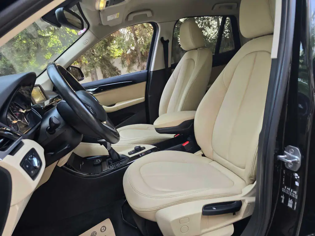 đ§đȘBMW X1 essence 105.000km certifiĂ©esđ©đȘ
1ere main / entretien chez BMW charguia