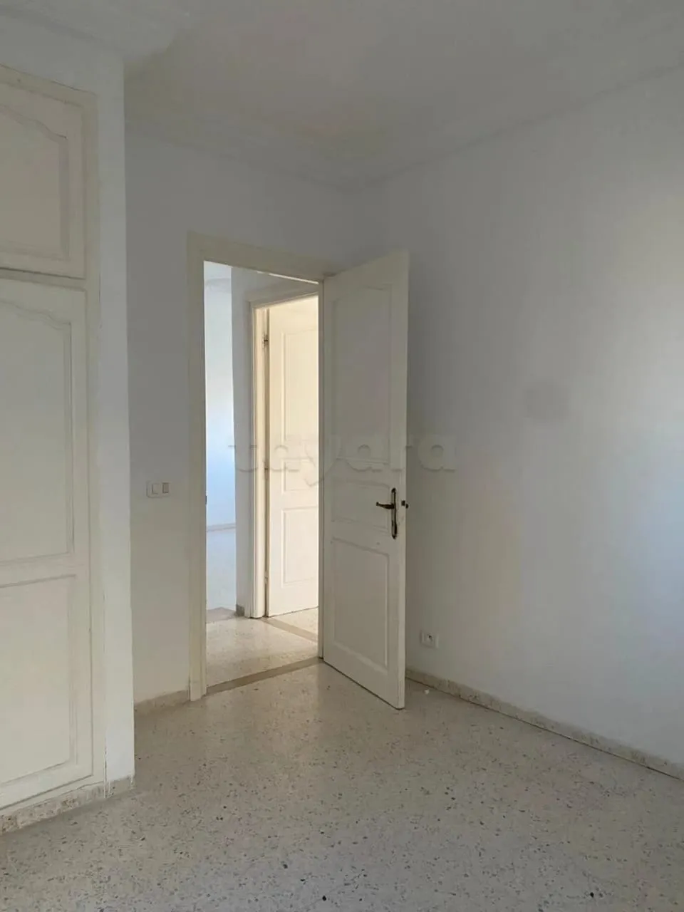 un étage s+2 au 2éme étage a louer Entre Cité Tahrir Et Ksar Said et Prés de Carrefour Market