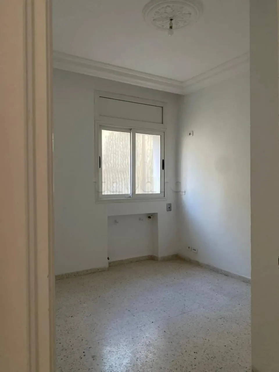 un étage s+2 au 2éme étage a louer Entre Cité Tahrir Et Ksar Said et Prés de Carrefour Market