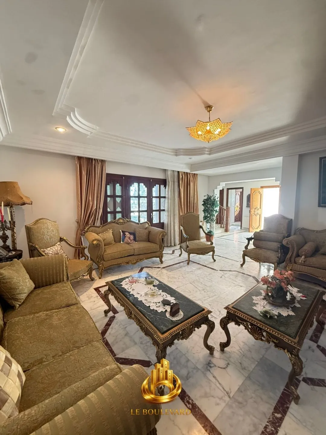 A Vendre Villa Duplex S+5 Avec Jardin à Hammamet Nord, en face de l’hôtel Sindbad