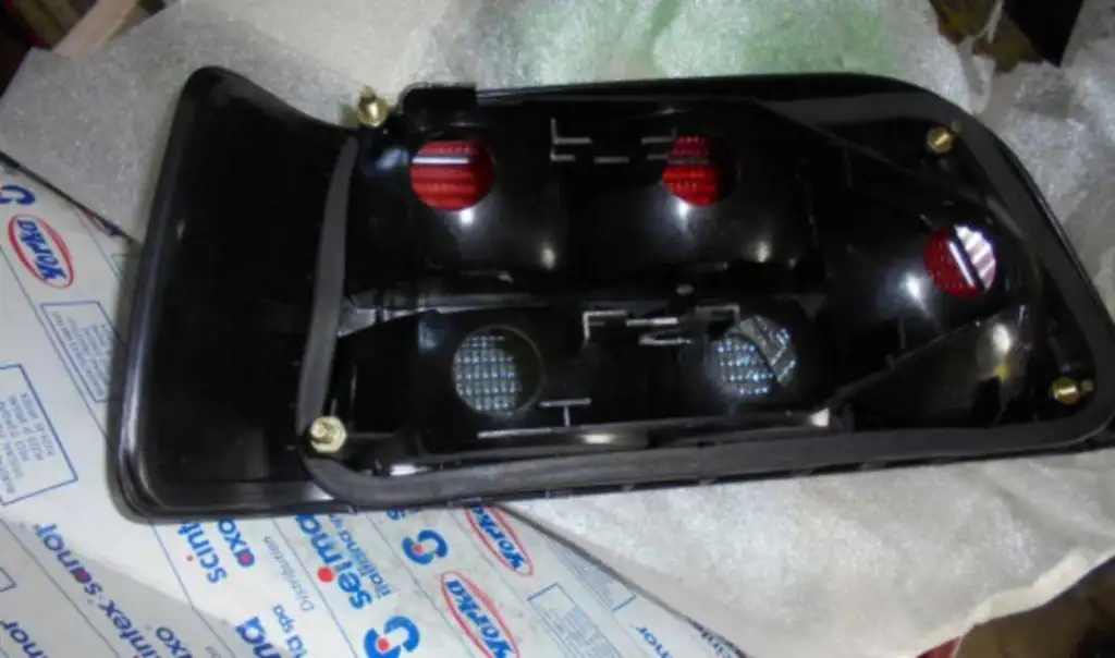 Feu arriere droit PEUGEOT 405 PHASE 2