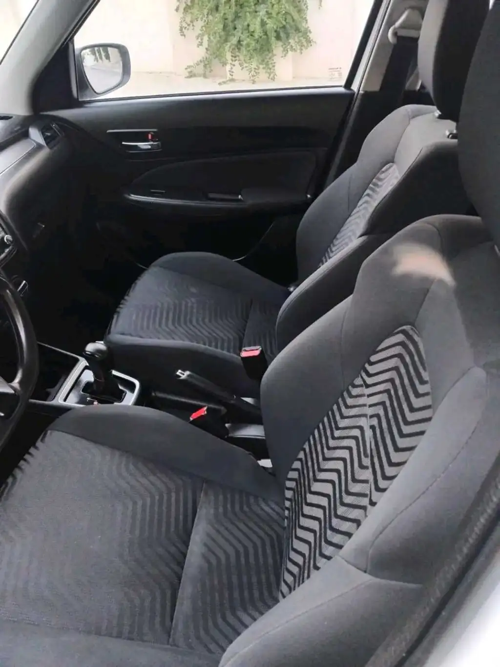 SUZUKI SWIFT BOÎTE AUTOMATIQUE PREMIÈRE MAIN 