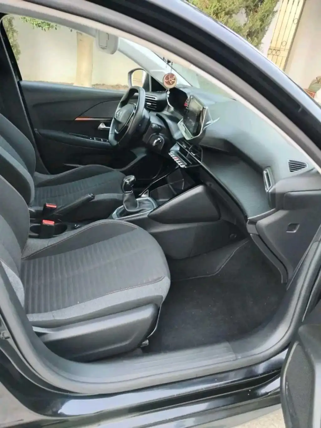 PEUGEOT 208 ALLURE PREMIÈRE MAIN