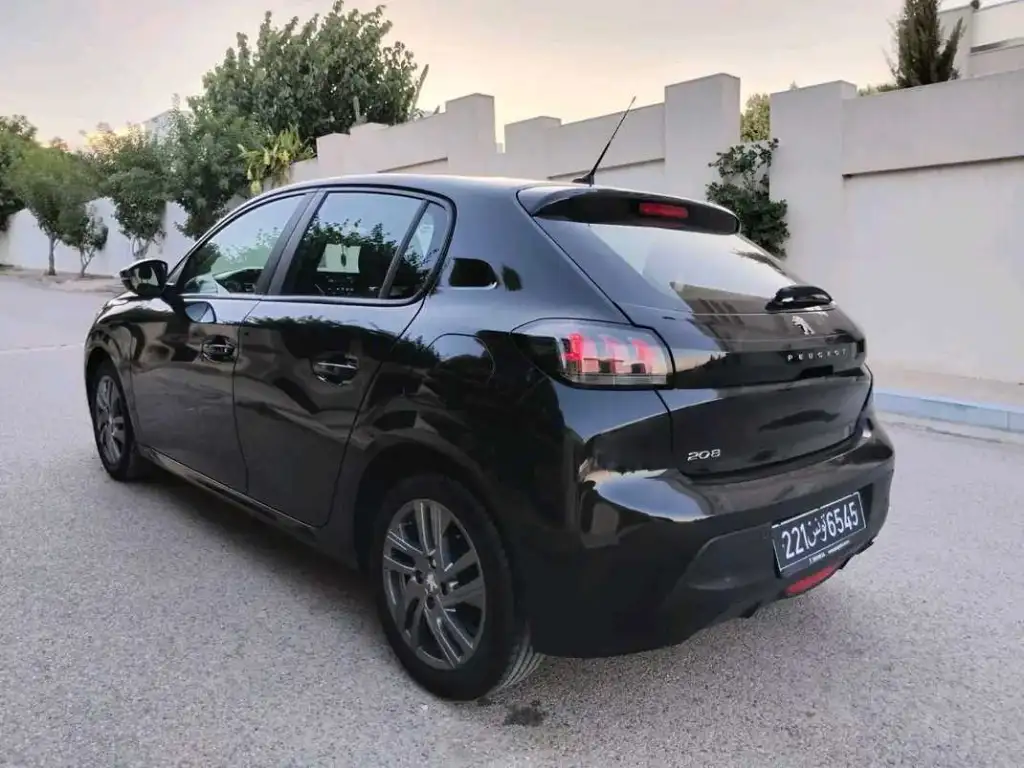 PEUGEOT 208 ALLURE PREMIÈRE MAIN