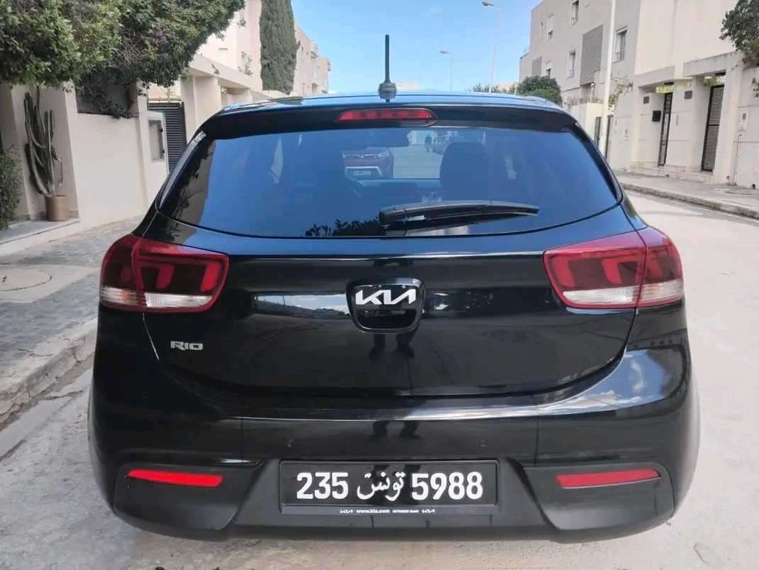 KIA RIO PRESTIGE PREMIÈRE MAIN EN ÉTAT NEUF