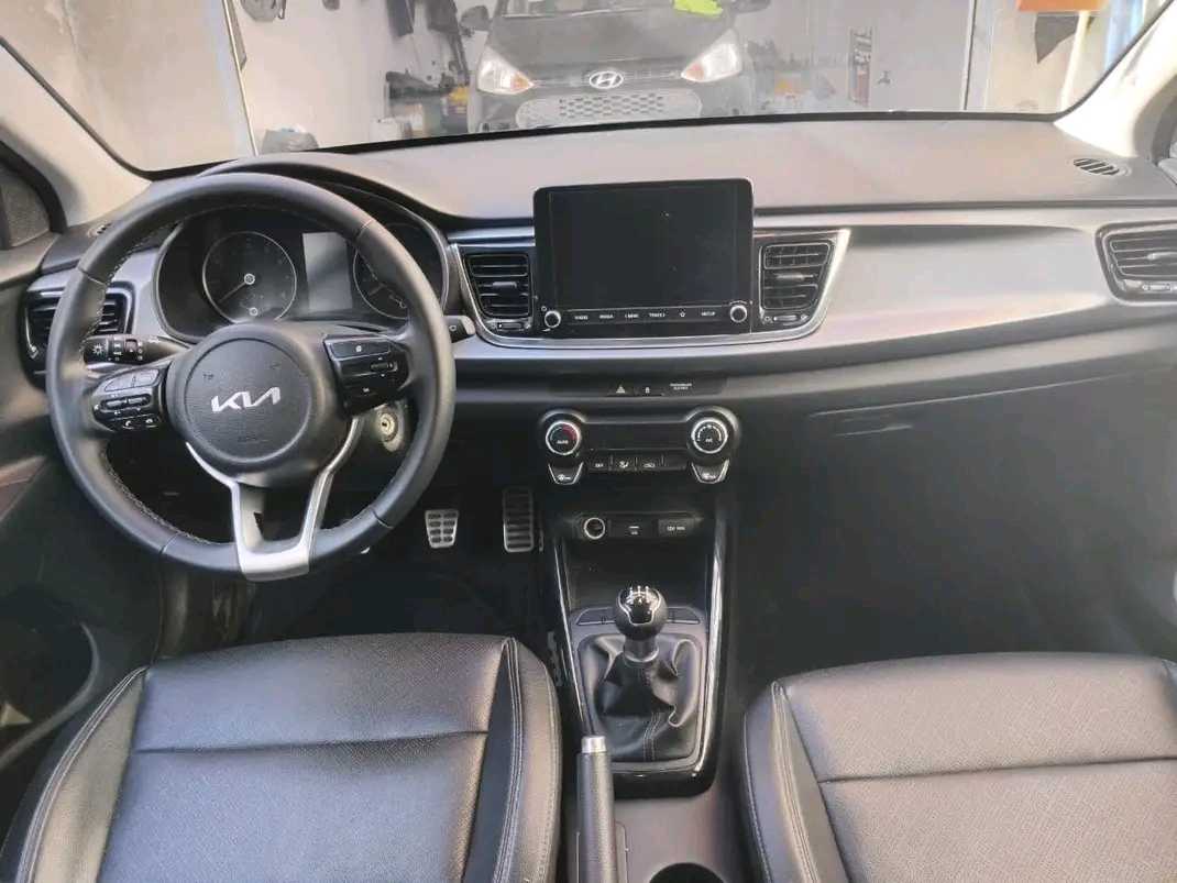 KIA RIO PRESTIGE PREMIÈRE MAIN EN ÉTAT NEUF 