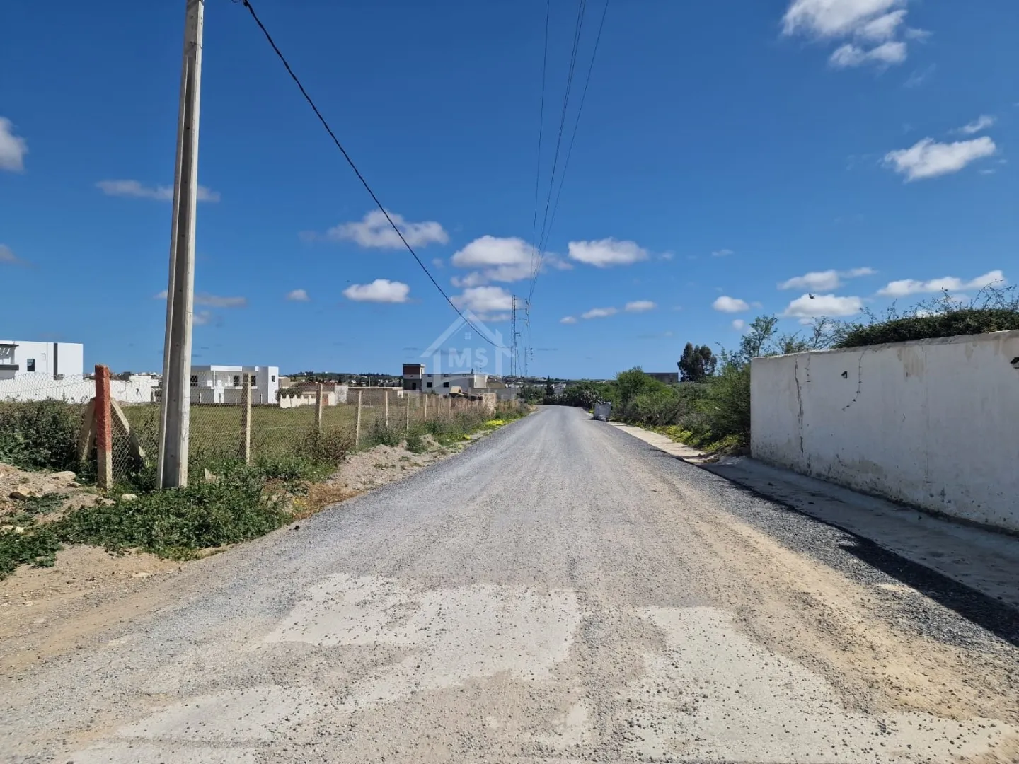  51355351للبيع أرض صبغة سكنية مساحتهتا 387 م² في الحمامات