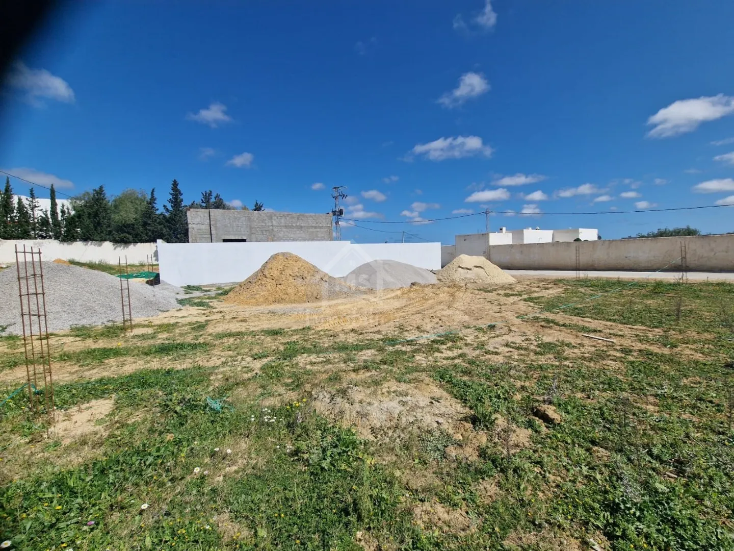  51355351للبيع أرض صبغة سكنية مساحتهتا 387 م² في الحمامات