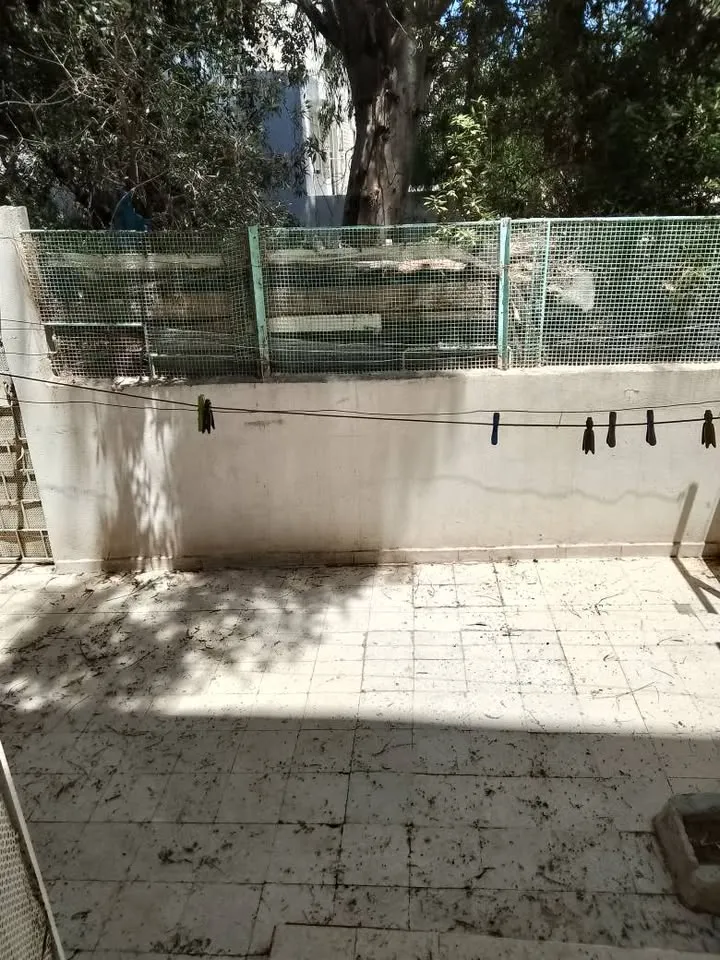 un appartement s+2 vide situé à cité khadhra