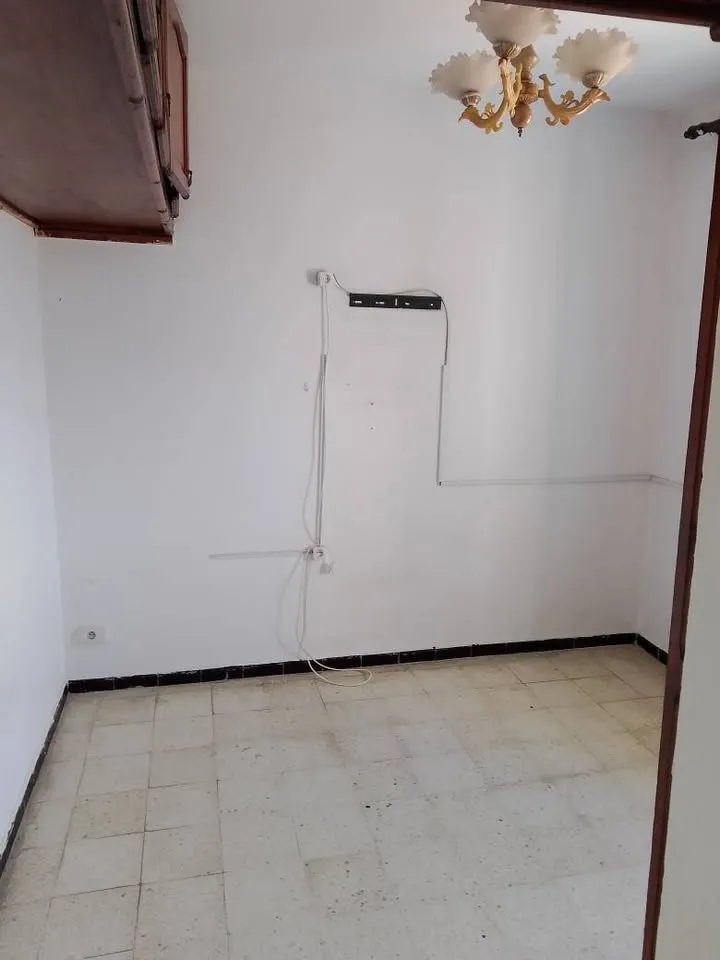 un appartement s+2 vide situé à cité khadhra