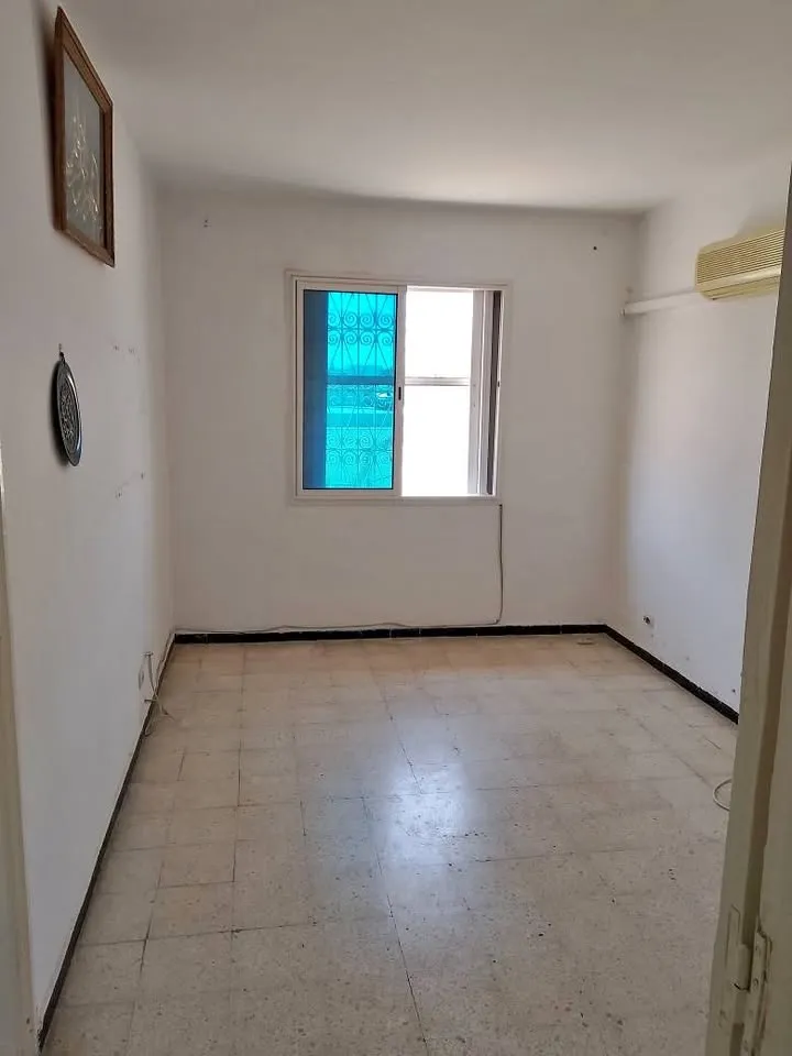 un appartement s+2 vide situé à cité khadhra