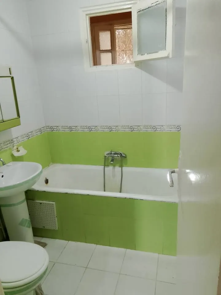 un appartement s+2 vide situé à cité khadhra