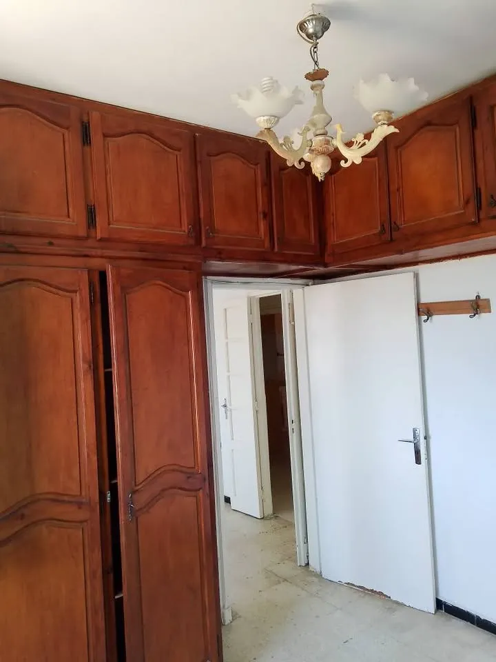 un appartement s+2 vide situé à cité khadhra