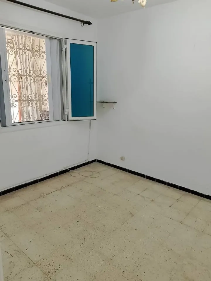 un appartement s+2 vide situé à cité khadhra
