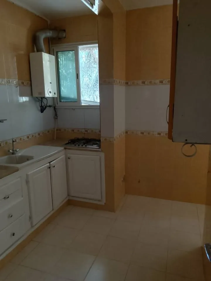 un appartement s+2 vide situé à cité khadhra