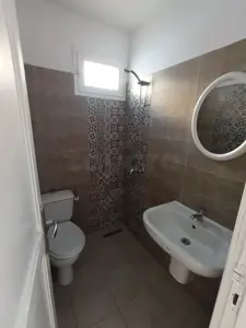 un propre studio s+1 au 3éme  étage d'une villa a louer situé a cité khadhra.