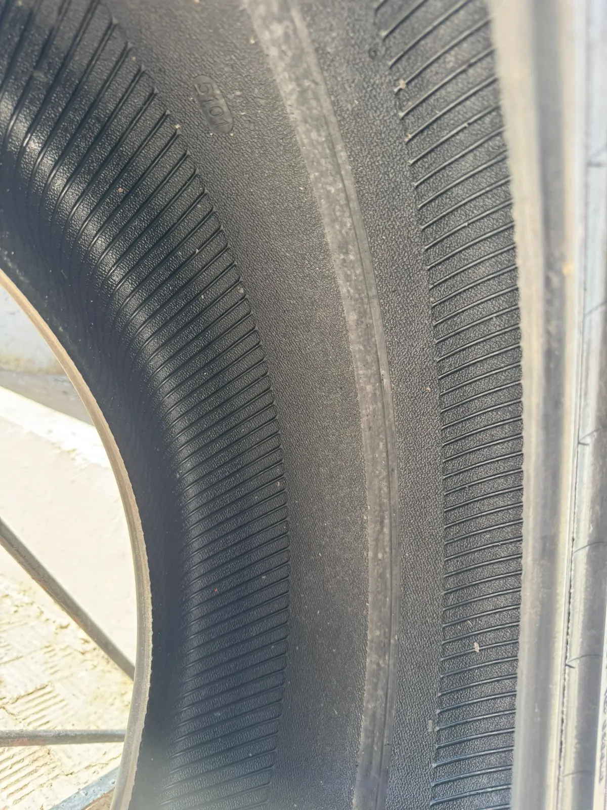 Pneus hiver continental presque neufs - 295/40R20 et 265/45r20295/