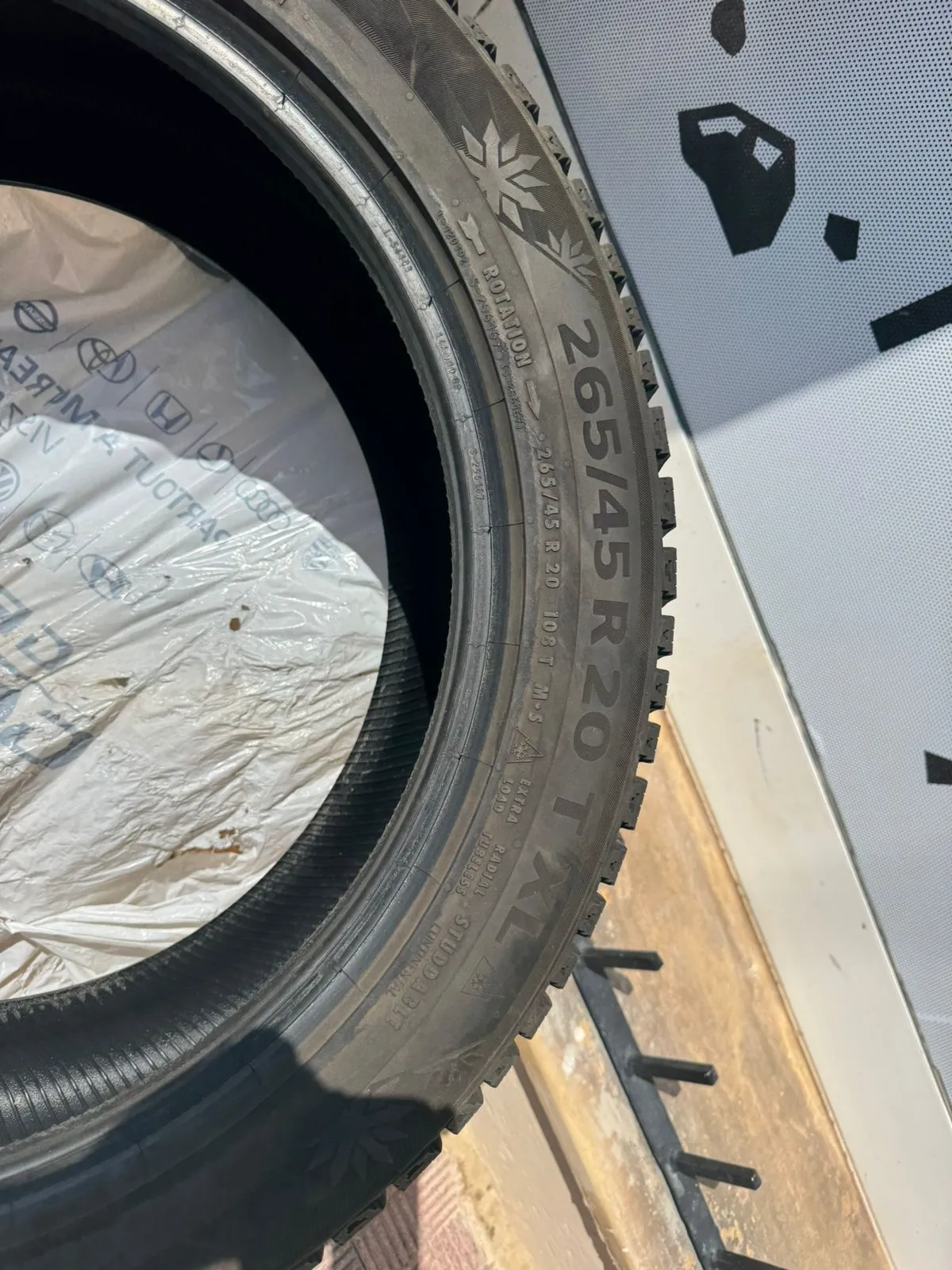 Pneus hiver continental presque neufs - 295/40R20 et 265/45r20295/